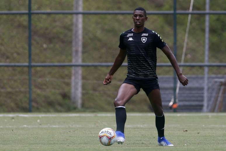 São Paulo tem interesse no zagueiro Kanu e negocia com Botafogo (Foto: Divulgação/Vítor Silva)