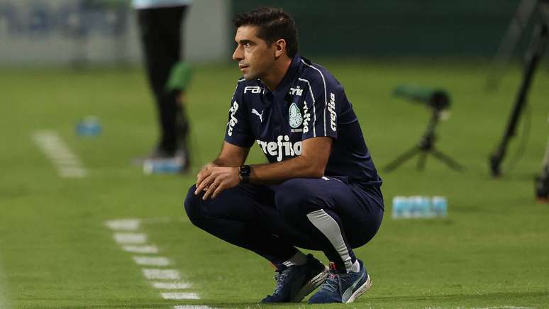 Abel Ferreira observa os jogadores do Palmeiras no duelo contra o Coritiba