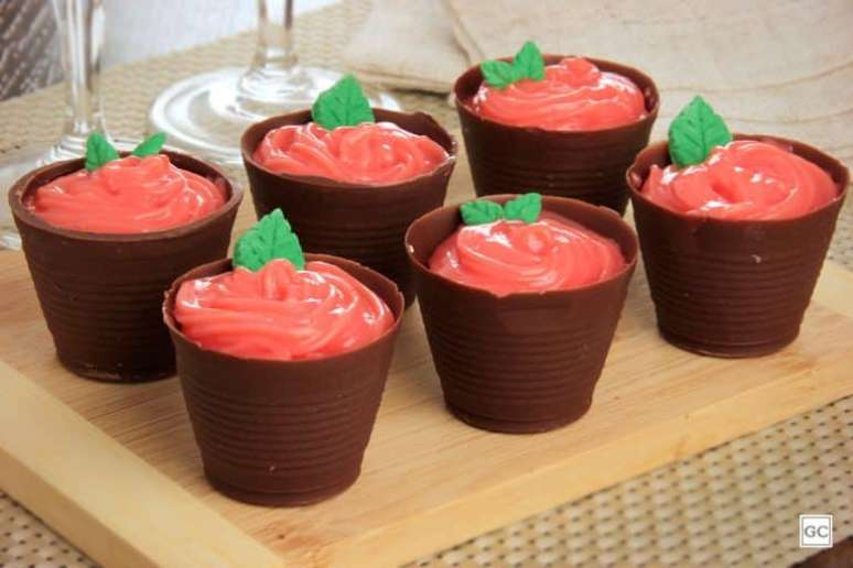 Guia da Cozinha - Creme de cereja no copinho de chocolate para se deliciar em casa ou vender muito