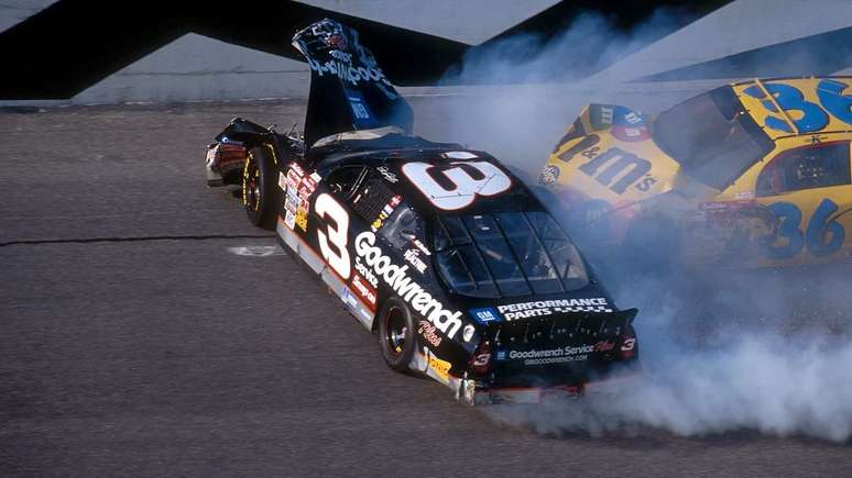 O momento do acidente de Dale Earnhardt com Kem Schrader 