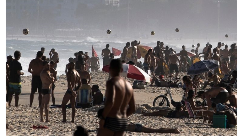 Praias do Brasil têm ficado constantemente lotadas mesmo com recomendações de distanciamento social