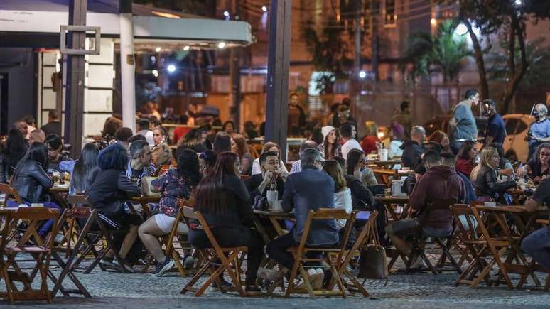 Bar lotado no bairro da Tijuca, no Rio de Janeiro, logo após reabertura de bares e restaurantes na cidade em julho do ano passado