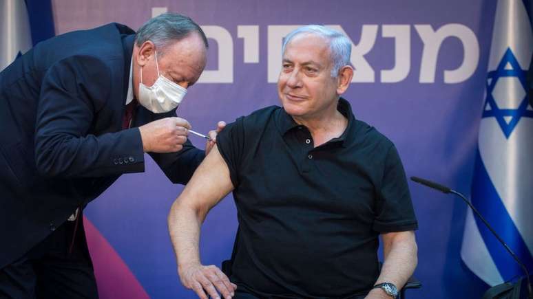 Primeiro-ministro de Israel, Benjamín Netanyahu, recebe a vacina contra a covid-19 - governo firmou acordo com a Pfizer que garante grande quantidade de vacinas.