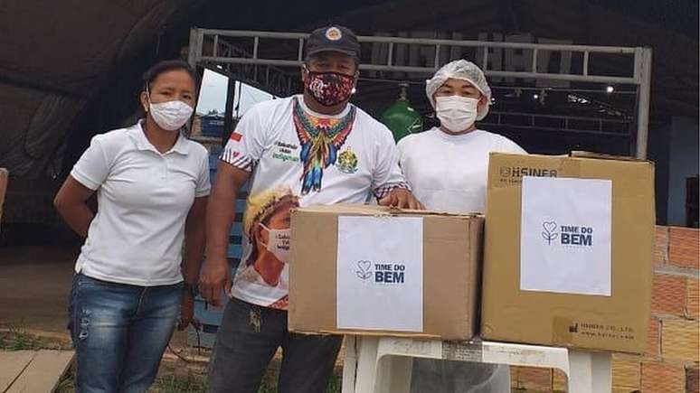 Vanda e dois técnicos de enfermagem posam para foto ao lado de caixas de medicamentos doados