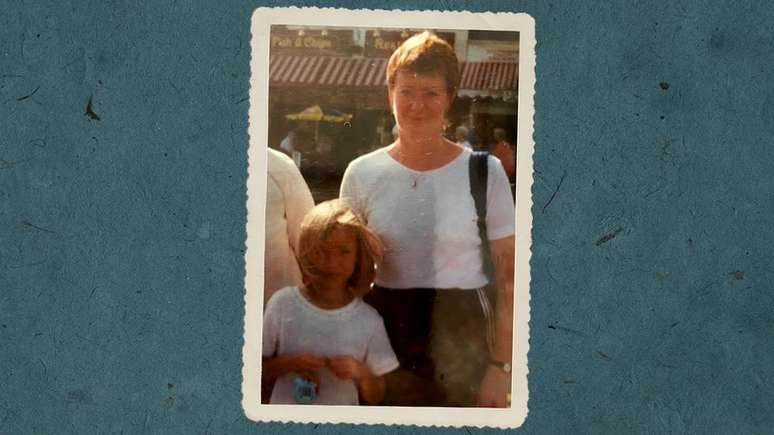 Becky, aos 6 anos, em uma viagem com a mãe