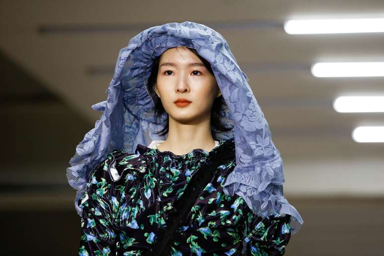Modelo apresenta criação de Yuhan Wang durante Semana de Moda de Londres
14/02/2020 REUTERS/Henry Nicholls