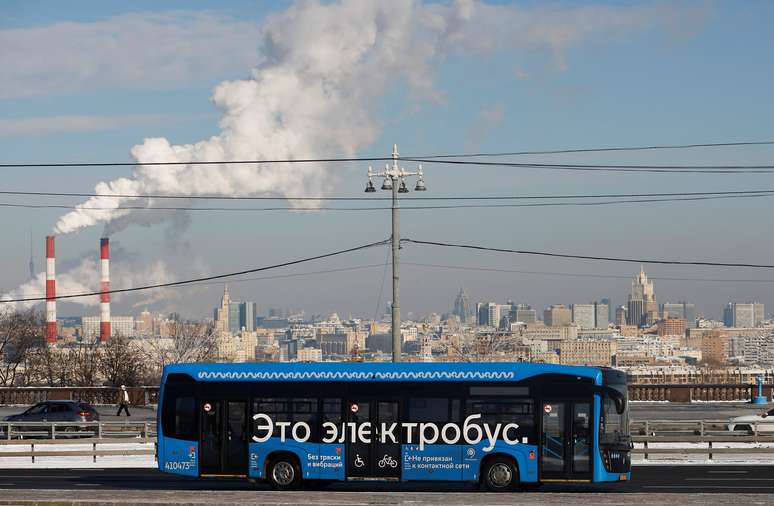 Ônibus do transporte público percorre rua de Moscou. 19/2/2021. REUTERS/Maxim Shemetov