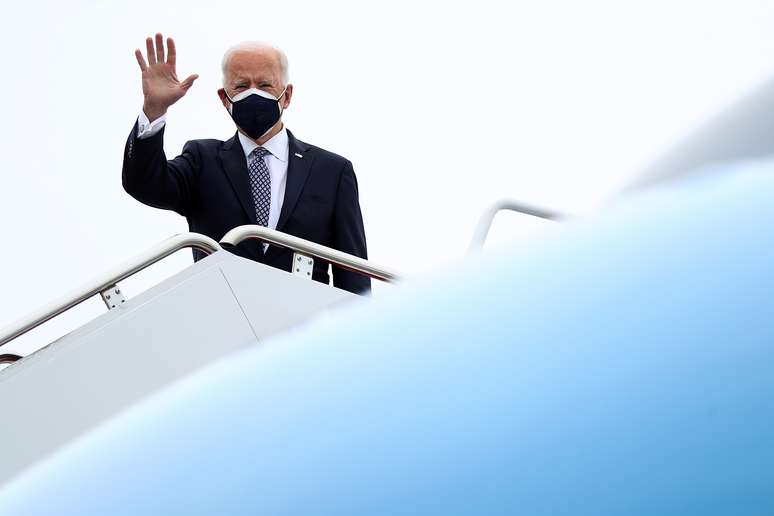 Presidente dos EUA, Joe Biden, embarca no avião Força Aérea 1 na base aérea de Andrews, em Maryland
19/02/2021 REUTERS/Tom Brenner?