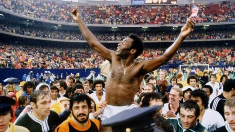 Pelé se despediu do futebol em partida nos Estados Unidos, em 1977 (Foto:Reprodução/Facebook)