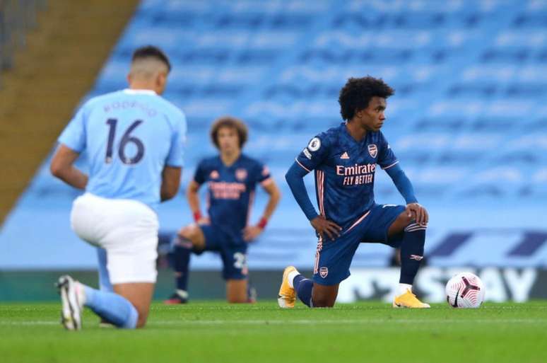 Willian em movimento antirracista antes de duelo contra o Manchester City (Foto: ALEX LIVESEY / POOL / AFP)