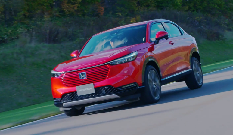Na cor vermelha, a ousadia estética do novo Honda HR-V fica mais saliente, com faróis bem finos e a grade na cor da carroceria.