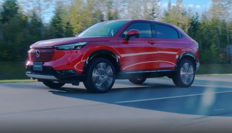 Novo Honda HR-V terá um sistema híbrido e deverá brigar diretamente com o Toyota Corolla Cross.