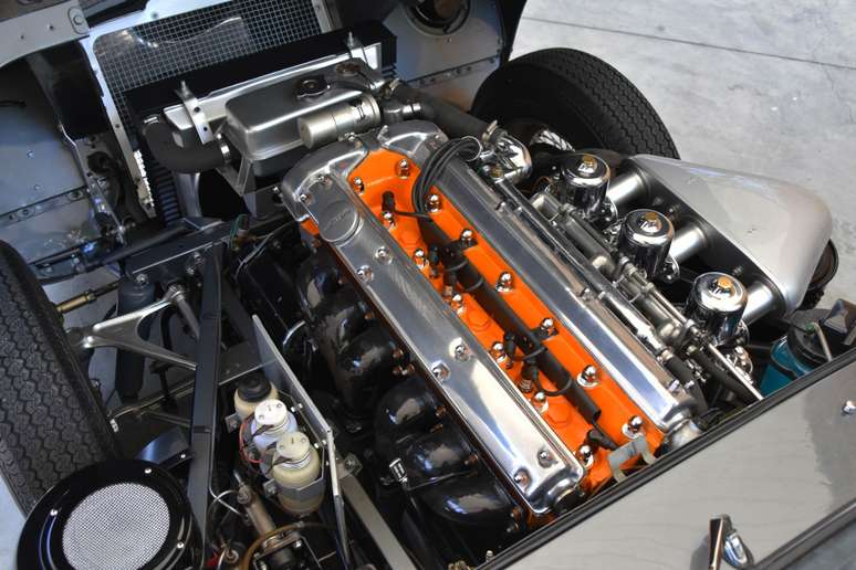 Equipado com o motor 3.8 de seis cilindros em linha, o modelo de 1961 traz o acabamento do cabeçote na cor Pumpkin Orange. 