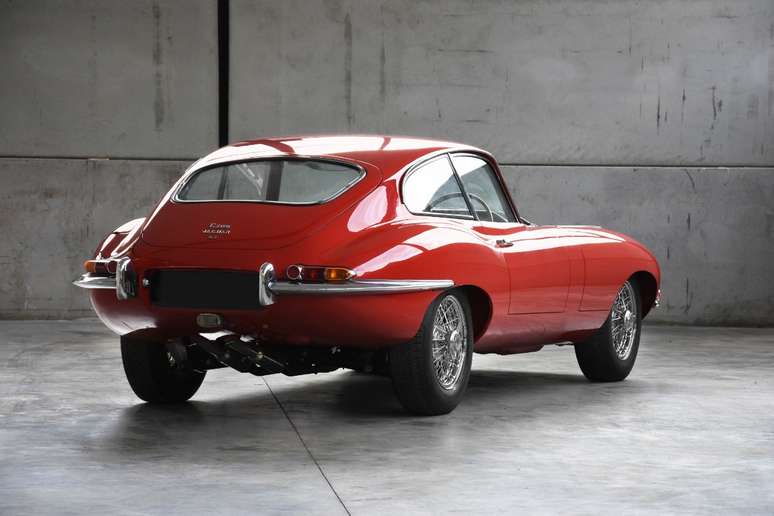 Outro cupê: a terceira unidade mostrada pela empresa foi produzida em 1965 e conta com a carroceria pintada em Carmen Red. 