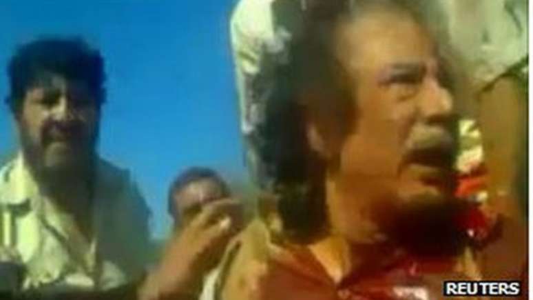 Muammar Khadafi, logo depois de ser capturado e pouco antes de ser morto