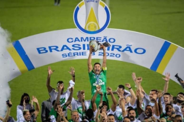 Capitão da Chape levantando a taça da Série B do Brasileirão (Divulgação/MS+)