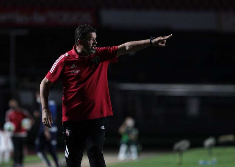 Vizolli comandou a equipe no empate por 1 a 1 contra o Palmeiras (Foto: Rubens Chiri / saopaulofc.net)