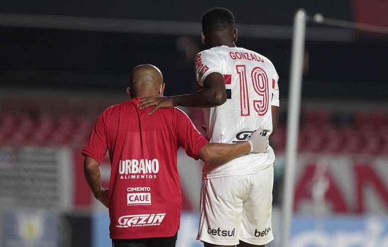 Gonzalo Carneiro deixou o campo com dores nas costas (Foto: Rubens Chiri/ saopaulofc.net)