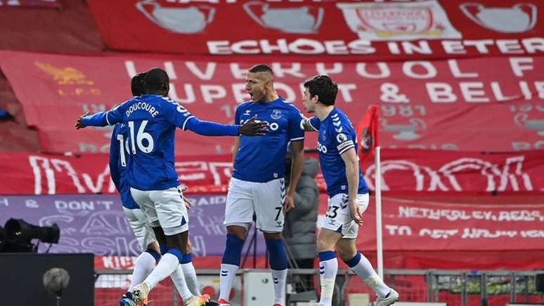 Everton chegou aos 40 pontos no Inglês e empatou com o Liverpool na tabela (Foto: LAURENCE GRIFFITHS/POOL/AFP)