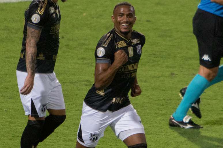 Saulo jogador do Ceará comemora seu gol durante partida contra o Coritiba no estádio Couto Pereira pelo campeonato Brasileiro A 2020.