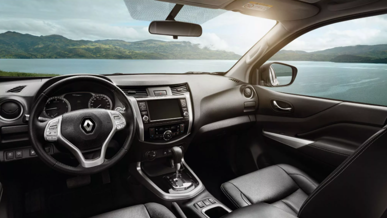 Interior da Renault Alaskan segue o padrão da marca e tem bom visibilidade.