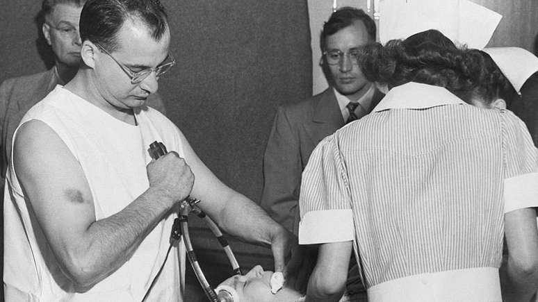 Colega de Freeman, James Shanklin, preparando um paciente para lobotomia transorbital