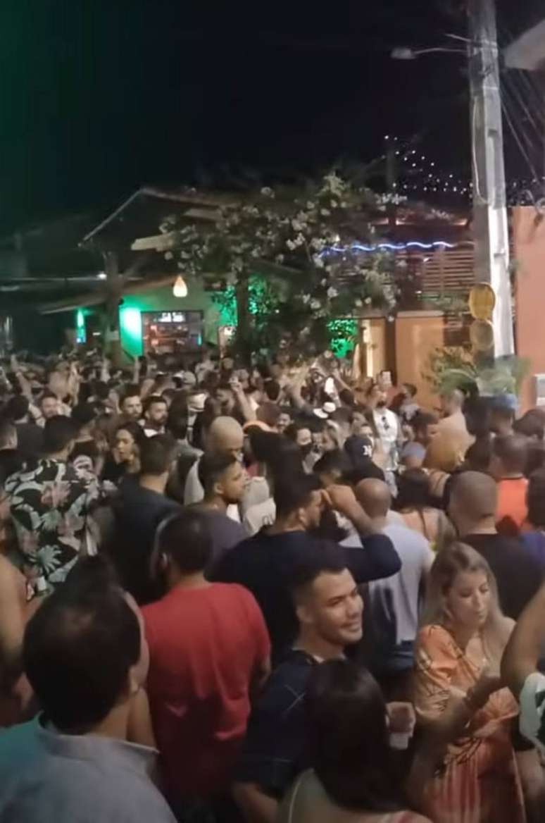 Pessoas circulam pelas ruas da Praia da Pipa sem máscaras durante o carnaval 