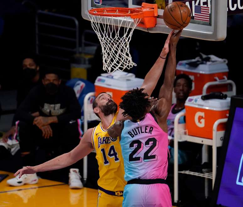 Marc Gasol, dos Lakers, bloqueia uma jogada de Jimmy Butler, do Miami Heat, durante o primeiro tempo da partida deste sábado (20) no Staples Center.