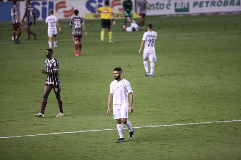 Lance durante partida entre Santos de Fluminense, válido pelo Campeonato Brasileiro Série A, realizado na cidade de Santos, SP, neste domingo, 21. 