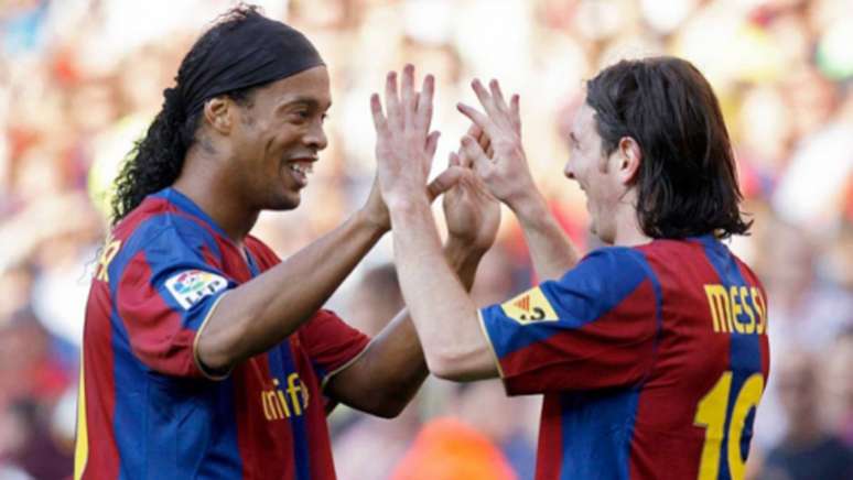 Ronaldinho Gaúcho e Lionel Messi foram companheiros no Barcelona (Foto: AFP)