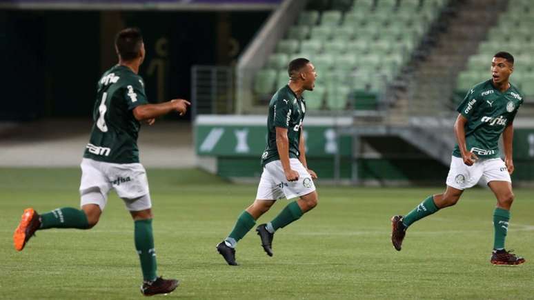 Contra o Fluminense, Ramon Cesar, ao centro, marcou duas vezes, sendo uma de falta (Foto: Fabio Menotti/Palmeiras)