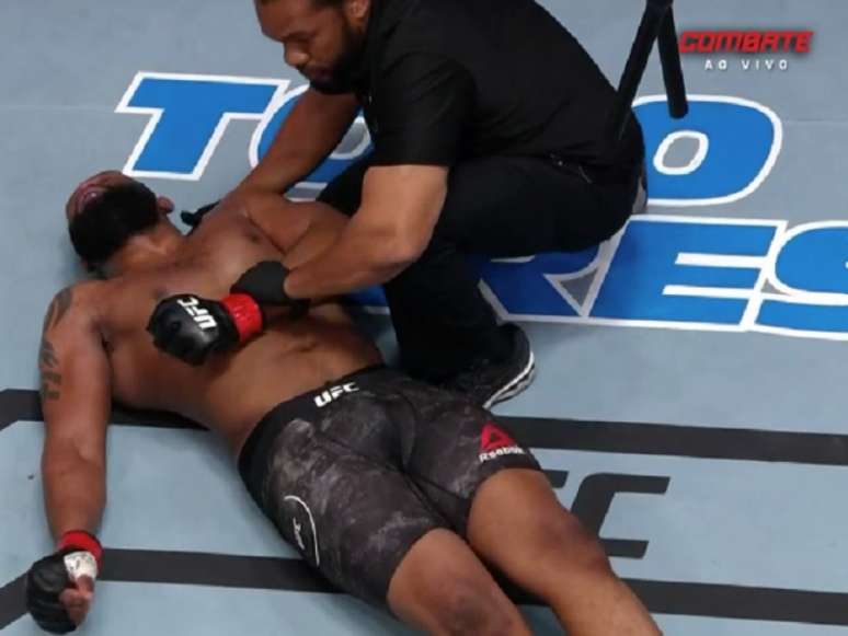 Blaydes ficou completamente apagado após sofrer nocaute para Lewis (Foto: Reprodução Combate)