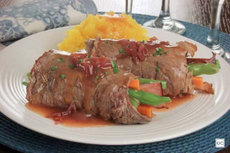 Guia da Cozinha - Receita especial de bife à rolê com molho de vinho