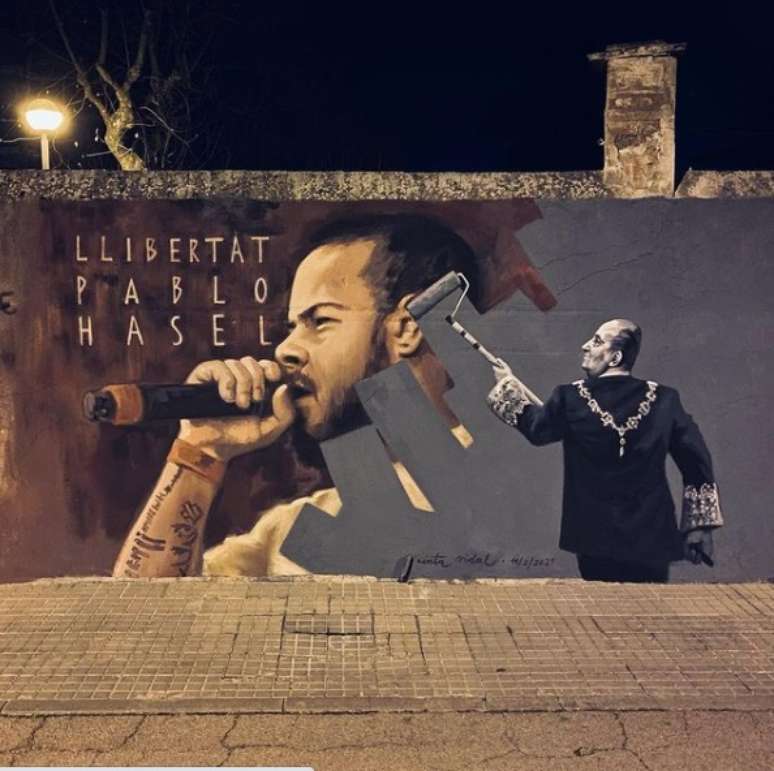 Mural pintado pela artista Cinta Vidal em Cardedeu, perto de Barcelona, representa a tentativa de apagar o discurso de Hasél