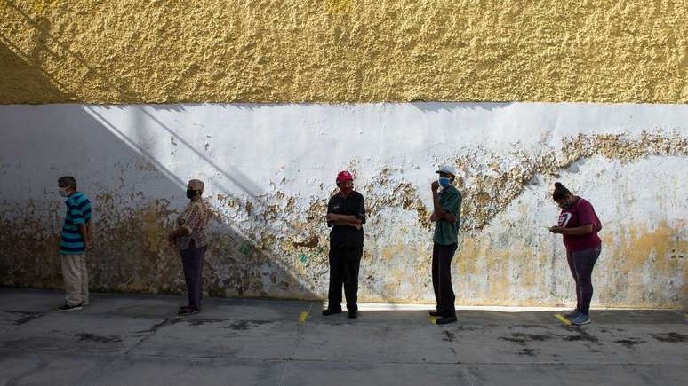 Não há evidências de que as vacinas atuais contra covid-19 possam impedir completamente as pessoas de serem infectadas