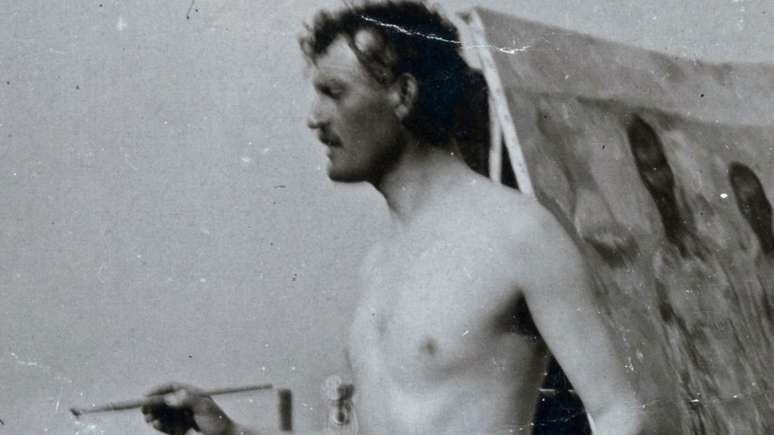 O pintor noruegu&ecirc;s Edvard Munch pintando um autorretrato em uma praia na Alemanha em 1907