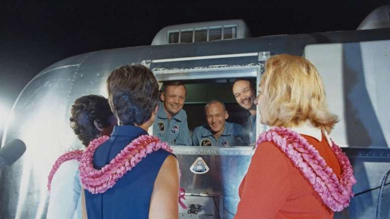 Astronautas da Apollo 11 foram colocados em quarentena ap&oacute;s o pouso, mas houve uma viola&ccedil;&atilde;o quando foram recolhidos no mar