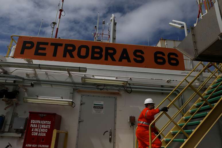 Trabalhador em plataforma da Petrobras
REUTERS/Pilar Olivares