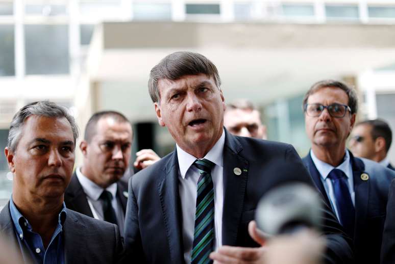 Presidente Bolsonaro fala com jornalistas ao final de janeiro
REUTERS/Ueslei Marcelino