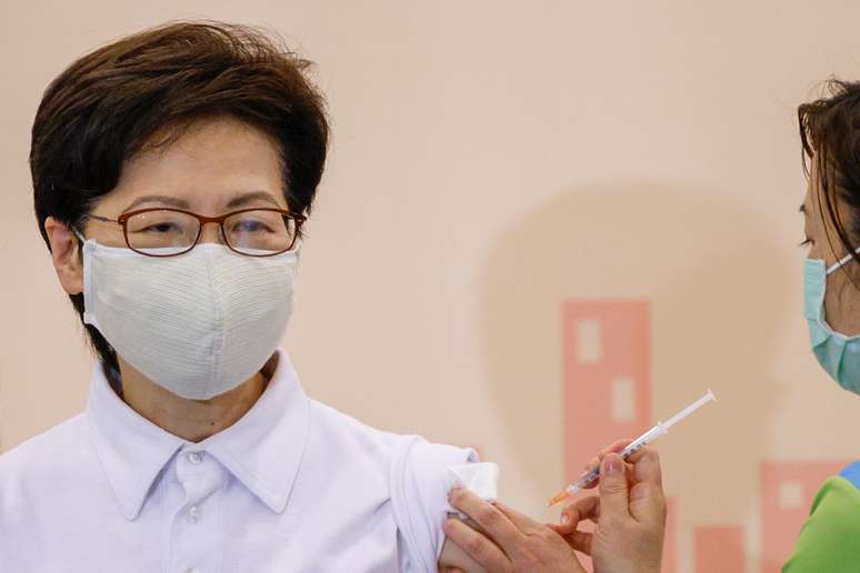 Líder de Hong Kong, Carrie Lam, recebe dose da CoronaVac
22/02/2021
REUTERS/Tyrone Siu