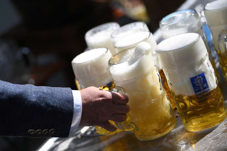 Canecas de cerveja perto de Munique, na Alemanha
19/09/2020 REUTERS/Andreas Gebert
