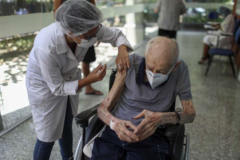 Jornalista Helio Fernandes, de 100 anos, recebe dose da vacina da AstraZeneca/Oxford, no Rio de Janeiro
01/02/2021
REUTERS/Pilar Olivares
