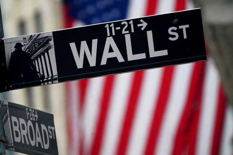Placa de Wall Street em frente &agrave; Bolsa de Nova York
02/10/2020
REUTERS/Carlo Allegri