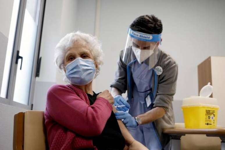 Vacinação contra o novo coronavírus em Milão, norte da Itália
