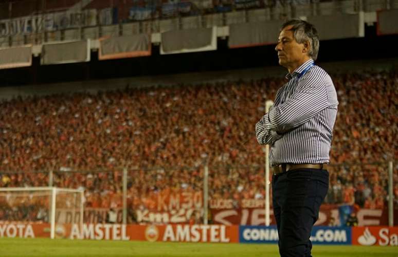 Ariel Holan fez sucesso dirigindo o Independiente, da Argentina (Foto: AFP)