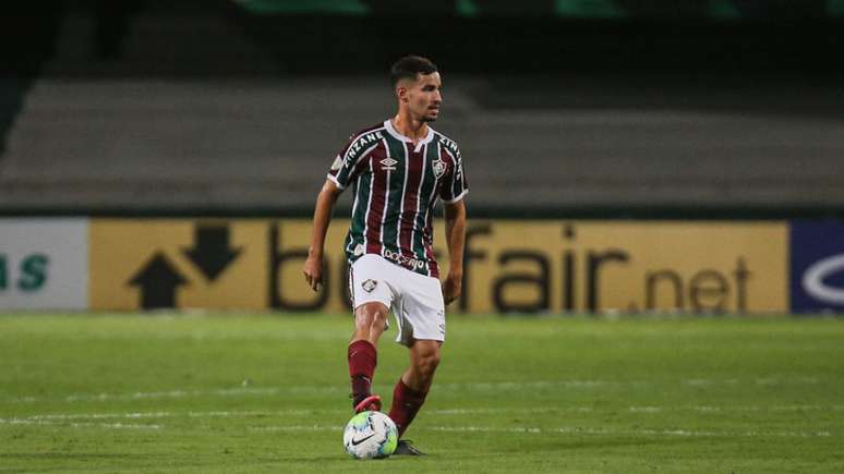 Meio-campista sofreu uma entorse no pé esquerdo diante do Santos (Foto: Lucas Merçon/Fluminense FC)