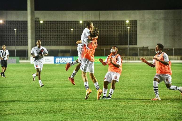 Os meninos do Vasco fizeram 2 a 0, levaram o empate, mas venceram a final da Supercopa nos pênaltis (Bruno Lopes/Vasco)