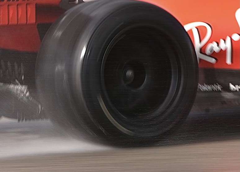 O pneu de 18″ da Pirelli foi testado por Charles Leclerc 