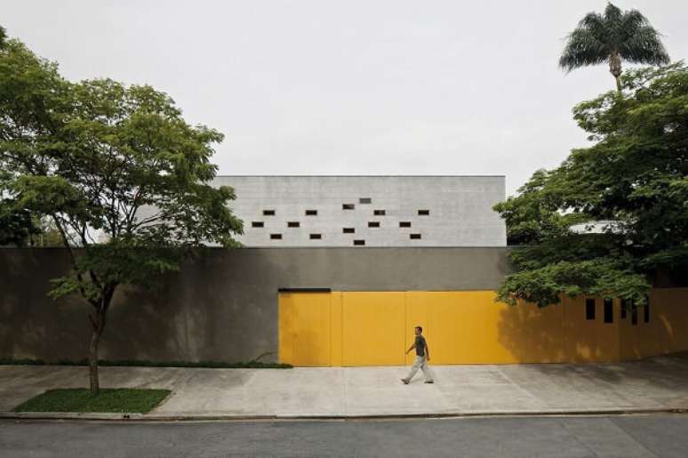 2. O portão amarelo se destaca nesse modelo de muro de alvenaria. Fonte: Pascali Semerdjian Arquitetos