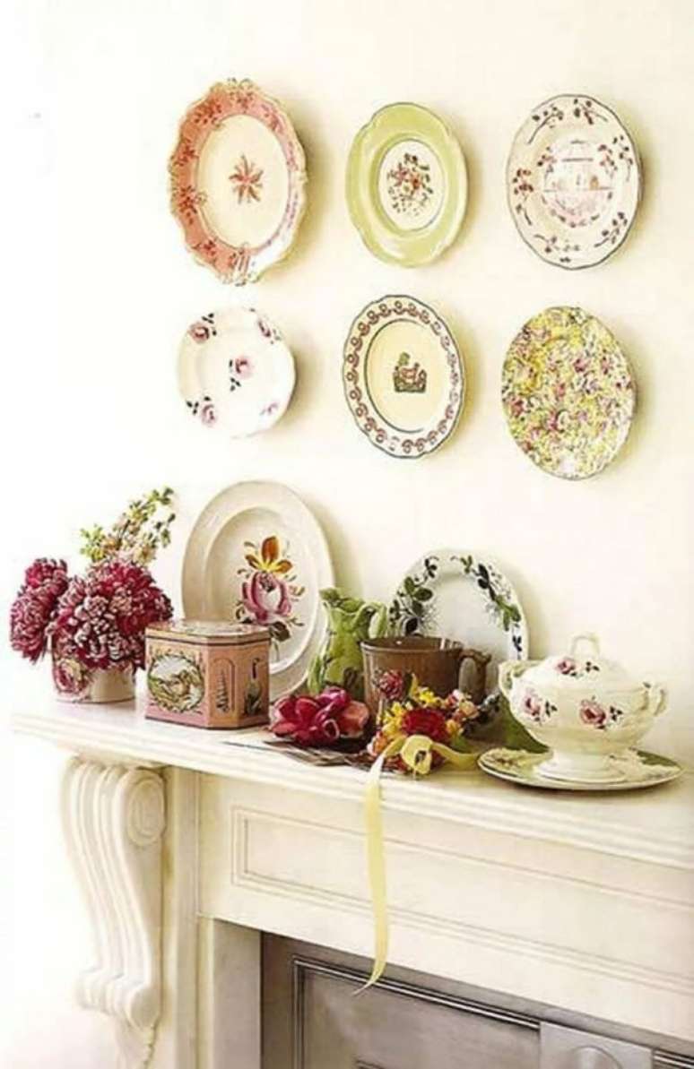 48. Pratos de porcelana avulsos na sala de estar – Via: Pinterest